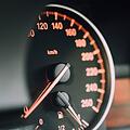 Immer 10 km/h zu schnell unterwegs: Die Folgen können dramatisch sein.