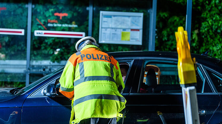 Autofahrer beobachtet Mann, der Kinder anspricht - Polizei gibt Entwarnung