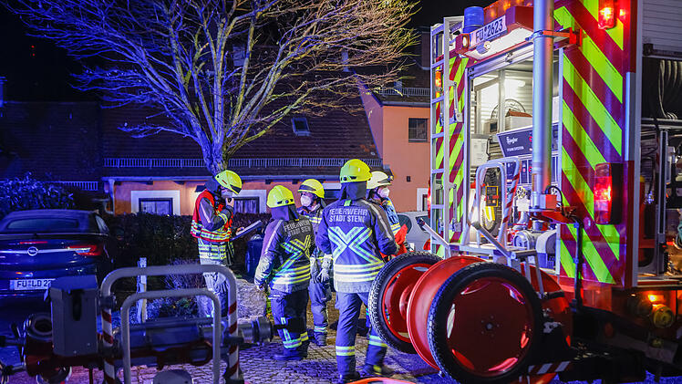 Landkreis Hof: Bewusstlose Person in verrauchter Wohnung durch Feuerwehr gerettet