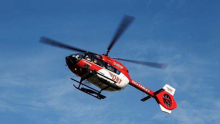 Rettungshubschrauber über Grub am Forst
