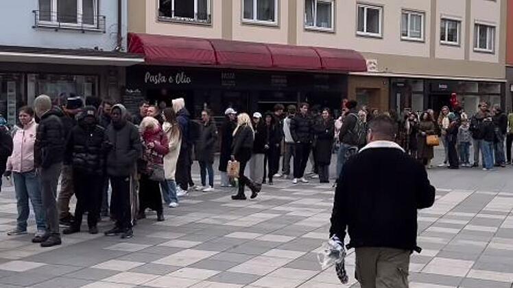 "Berliner Döner"-Eröffnung in Würzburg sorgt für riesige Schlange - bekannter Rapper vor Ort
