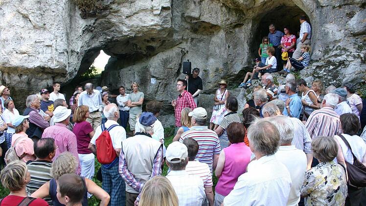 Auf besonderes Interesse stoßen stets die Führungen des Bamberger Archäologen Timo Seregély, hier zum Beispiel am Hohlen Stein auf der Jurahochfläche zwischen Schwabthal und Kümmersreuth. Arcgivfotos: Matthias Einwag