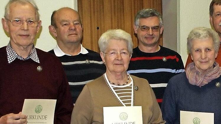 Für 40 Jahre Mitgliedschaft beim Rhönklub wurden (von links) Karl Feller, Theo Hahn, Hildegard Feller, Arndt Ziegler, Johanna Hahn, Dieter Feller, Gerwin Kellermann und Peter Ziegler geehrt.