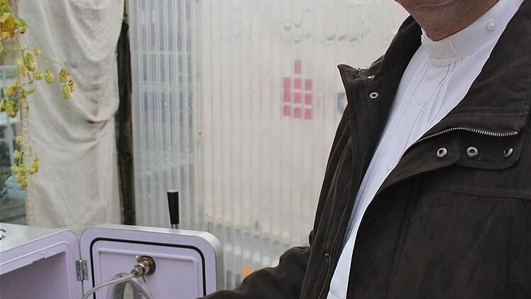 Hobbybrauer Reinhard Kühnl zeigt, wie man Bier herstellt. Auf die gute Qualität von Hopfen und Malz kommt es an.