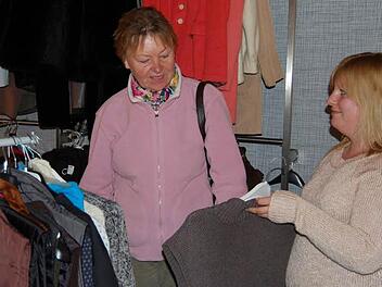 Lisa Berninger (rechts) berät eine Kundin im Rotkreuzladen in der Steinstraße in Bad Kissingen.