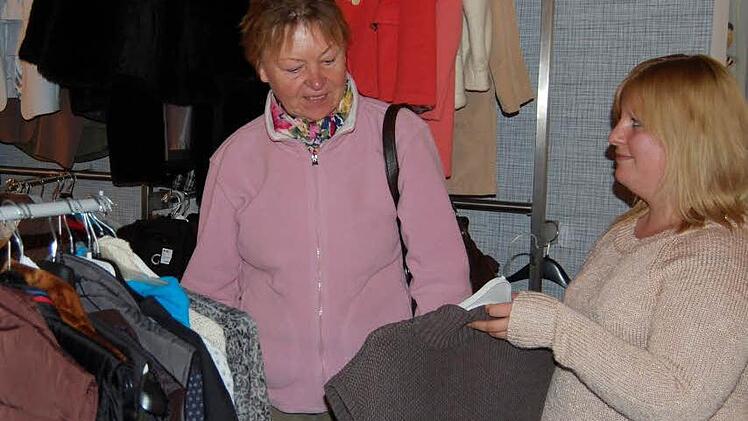 Lisa Berninger (rechts) berät eine Kundin im Rotkreuzladen in der Steinstraße in Bad Kissingen.