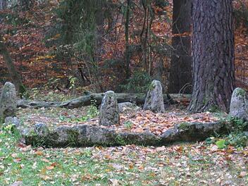 Der Kosbacher Altar ist als wetterbeständige Kopie auch heute noch öffentlich zugänglich. Die originalen Steine liegen direkt darunter. Fotos: Manfred Welker