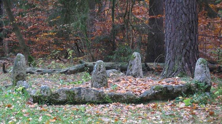 Der Kosbacher Altar ist als wetterbeständige Kopie auch heute noch öffentlich zugänglich. Die originalen Steine liegen direkt darunter. Fotos: Manfred Welker
