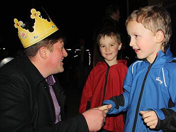 Eine Krone aus Pappkarton tut es auch: Am Wahlabend empfängt Alexander Schneider seine wohl jüngsten Gratulanten. Foto: Ralf Ruppert