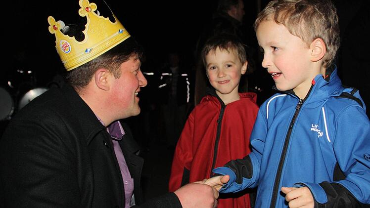 Eine Krone aus Pappkarton tut es auch: Am Wahlabend empfängt Alexander Schneider seine wohl jüngsten Gratulanten. Foto: Ralf Ruppert