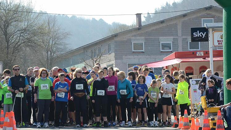 Auch die Nordic-Walker waren in Ramsthal dabei.