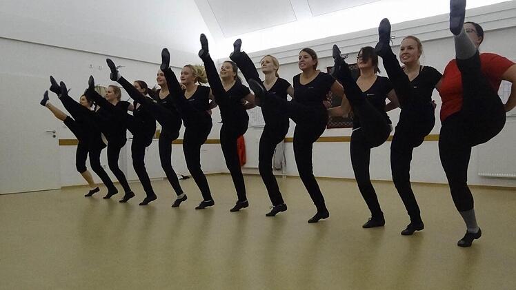 Ab Herbst befinden sich die Tänzerinnen der Showtanzgruppe Heubach-Ebern vollkommen im Tanzmodus. Zweimal pro Woche trainieren sie und schwingen die Beine synchron nach oben. Bei den Bunten Abenden wollen sie ein eleganter Hingucker sein. Foto: Johanna Eckert