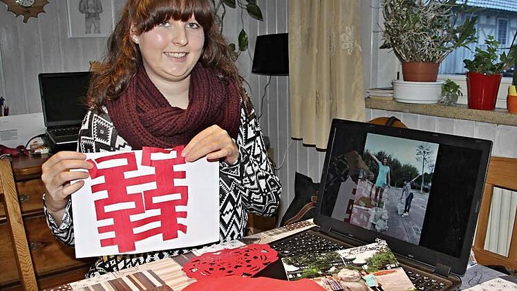 "Glück, ich denke so heißt das", sagt Anna Nestmann und hält den chinesischen Schriftzug in ihren Händen. Die heute 17-Jährige hat im Jahr 2011 das "Reich der Mitte" zusammen mit Mitschülern des Friedrich-Rückert-Gymnasiums Ebern besucht.  Foto: Helmut Will