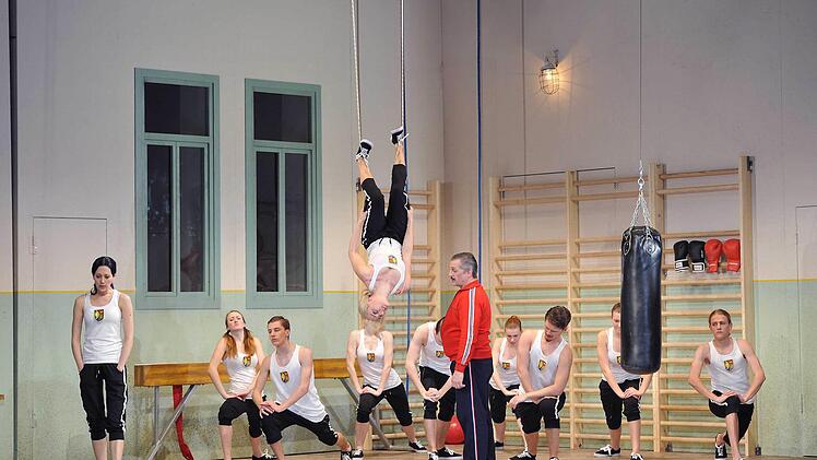 Gnadenloser Drill im Sportunterricht: Mozarts "Entführung aus dem Serail als Neuinszenierung am Landestheater Coburg.Foto: Andrea Kremper