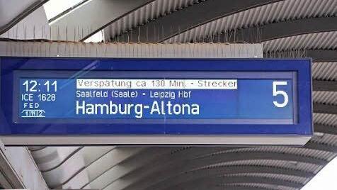 Bäume auf den Oberleitungen und den Schienen: Auch in Lichtenfels mussten einige Reisende länger am Bahnhof bleiben.  Foto: Anja Greiner