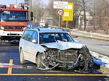 Eines der ramponierten Autos steht nach dem Unfall fahruntüchtig auf dem Berliner Ring.  Foto: Ferdinand Merzbach