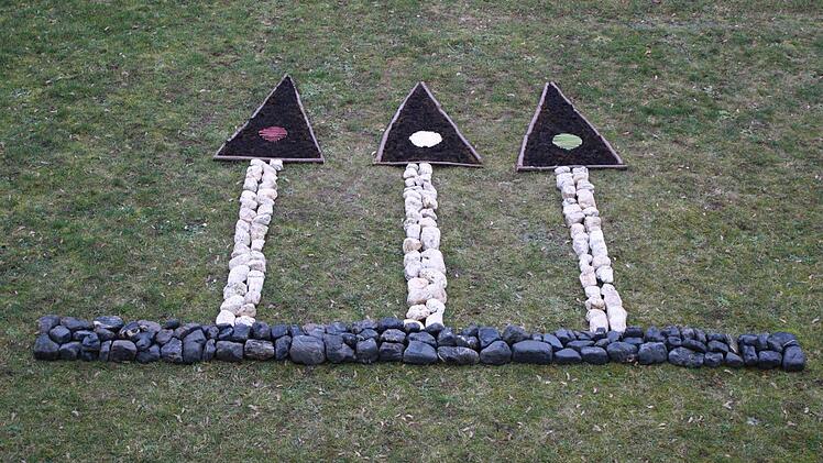 "Dreigestirn" - aus Kieselsteinen, Holz, Erde, Rotem Hartriegel, Sägespänen und Ranunkelstrauch  Foto: Hubert Kolling