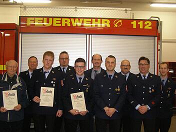 Ehrungen und einen neuen Vorstand gab es bei der Freiwilligen Feuerwehr Oberleichtersbach (von links) Albert Hahn, Gerhard Helfrich, Klaus Schmäling, Andreas Seidenthal, Matthias Ziegler, Bürgermeister Dieter Muth, Tobias Rienecker, Kommandant Walter Muth, Fred Beck und Robin Vogler. Foto: Wolfgang Saam