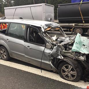 Pkw kracht unter Lkw auf der A9 bei Trockau - Drei Personen verletzen sich schwer