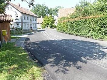 Die Ortsdurchfahrt von Schlömen hat auf einer Länge von 230 Metern eine neue Asphaltdecke bekommen.  Foto: Werner Reißaus