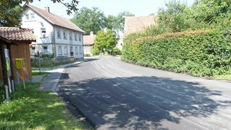 Die Ortsdurchfahrt von Schlömen hat auf einer Länge von 230 Metern eine neue Asphaltdecke bekommen.  Foto: Werner Reißaus