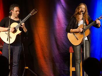 Mit dem Programm "The heart matters" gastierten am Wochenende Suzan Baker und Dennis Lüddicke im Klenze-Saal der Eltmanner Stadthalle und begeisterten damit ihr Publikum.Sabine Weinbeer