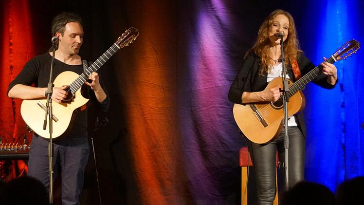 Mit dem Programm "The heart matters" gastierten am Wochenende Suzan Baker und Dennis Lüddicke im Klenze-Saal der Eltmanner Stadthalle und begeisterten damit ihr Publikum.Sabine Weinbeer