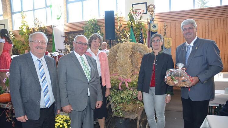 Beim Kreiserntedankfest gab es viele nachdenkliche Worte und Anregungen. Von links Landratsstellvertreter Bernd Steger, Kreisobmann und stellvertretender Bezirkspräsident des BBV, Erwin Schwarz, Kreisbäuerin Rosa Zehnter, Marina Herr (stellvertretende Kreisbäuerin), Bezirkspräsident des BBV Oberfranken, Hermann GreifK.-H. Hofmann