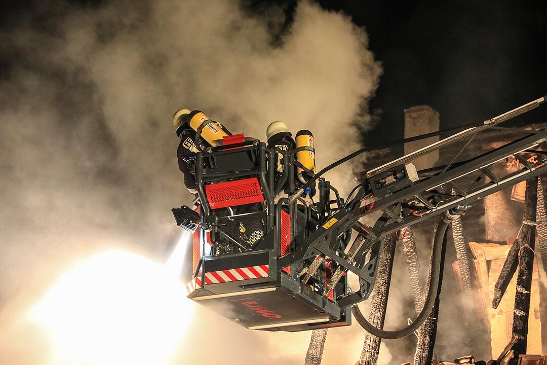 Aschbach: Während Renovierungsarbeiten - Dachstuhl in Flammen
