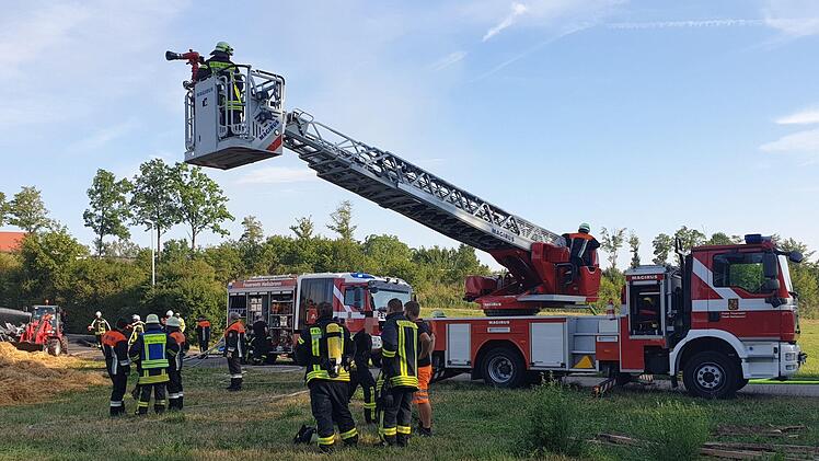 Scheunenbrand auf Bauernhof in Heilsbronn: Ein Bagger legt nach dem großen Feuer Glutnester frei. Foto: NEWS5 / Fechner