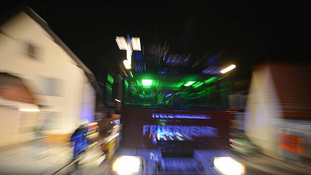 Am frühen Freitagmorgen ist in Herrieden ein Einfamilienhaus in Brand geraten. Symbolfoto: Ronald Rinklef