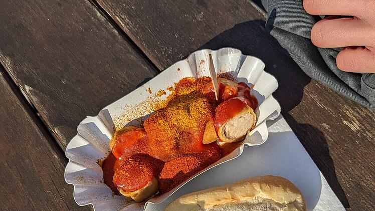 Eine klassische und leckere Currywurst findest du beispielsweise bei Curry at the Wall.