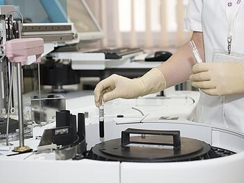 Die Forschung zielt darauf ab, dass Nanopartikel zukünftig Krebszellen sowie Metastasen gezielt abtöten können.