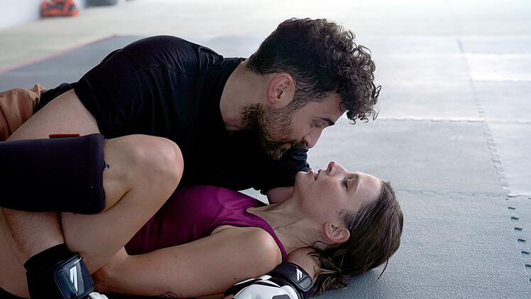 Profis mit Leidenschaft: Helen Schilling (Svenja Jung) und ihr Mann Cem (Ugur Kaya) zeigen ihre Liebe auch beim Training.