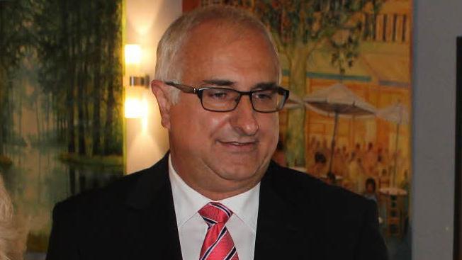 Gebannt schaut Jörg Rohde auf die erste Hochrechnung, die ihm den Atem stocken lässt.