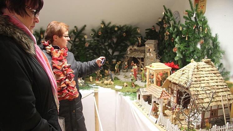 Die Krippenausstellung war der Höhepunkt des Weihnachtsmarktes. 20 Krippen hat Gustav Tempel zusammengetragen.