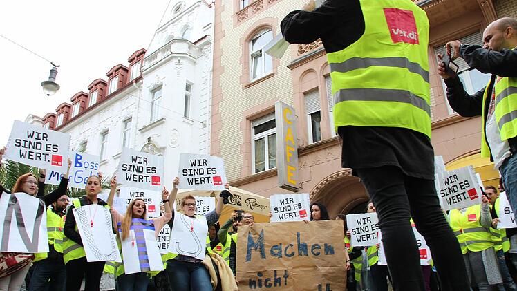 H&M Mitarbeiter protestieren in Bad Kissingen. Foto: Benedikt Borst