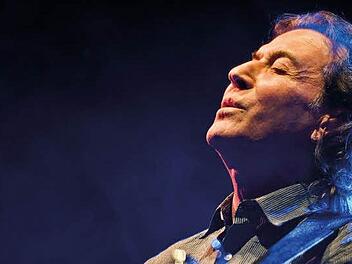 Albert Hammond bringt beim Tambacher Sommer 2015 Welthits aus 40 JahrenMusikgeschichte - seine eigenen. Foto: Albrecht Schmidt