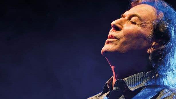 Albert Hammond bringt beim Tambacher Sommer 2015 Welthits aus 40 JahrenMusikgeschichte - seine eigenen. Foto: Albrecht Schmidt