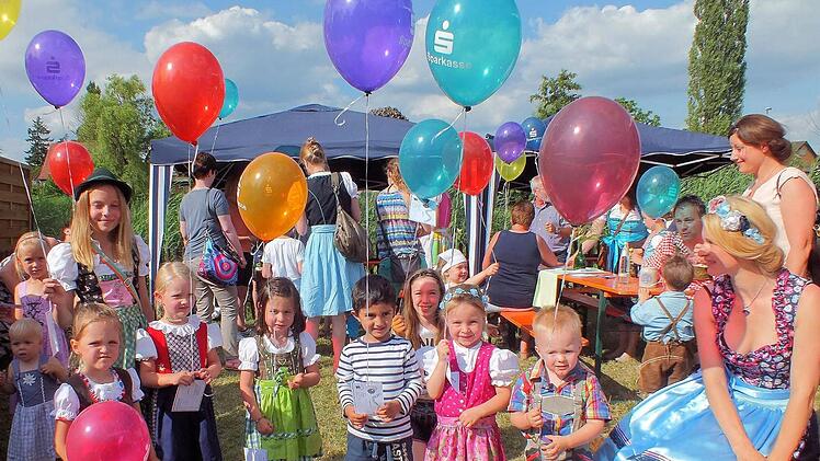 Viele Kinder nahmen am Luftballon-Wettbewerb teil. Auf die Siegereherung müssen sie bis zum St.-Martin-Umzug warten.