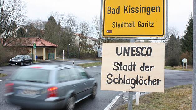 Kein allzu netter Gruß hieß Autofahrer vor einiger Zeit in Bad Kissingen willkommen. Am Investitionsstau bei den Straßen hat sich seitdem nichts geändert. Foto: Robert Huger/Archiv