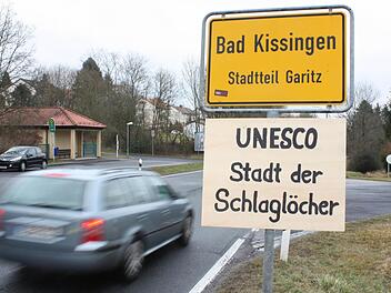 Kein allzu netter Gruß hieß Autofahrer vor einiger Zeit in Bad Kissingen willkommen. Am Investitionsstau bei den Straßen hat sich seitdem nichts geändert. Foto: Robert Huger/Archiv