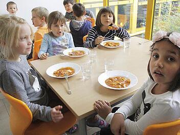 Fluchtwege wurden verändert, um auf den Gängen Essplätze für die Kinder zu schaffen.  Foto: Josef Hofbauer
