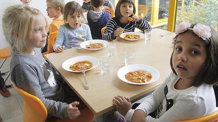 Fluchtwege wurden verändert, um auf den Gängen Essplätze für die Kinder zu schaffen.  Foto: Josef Hofbauer