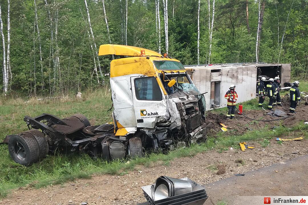 Nürnberg_ Schwerer Lkw-Unfall nach Reifenplatzer