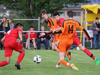 Tim Weimann und Kilian Wehl von der JFG Sinntal-Schondratal (orange Trikots) kombinieren sich schwungvoll durch die Defensive der U17-Mannschaft der Würzburger Kickers. Fotos: Sebastian Schmitt