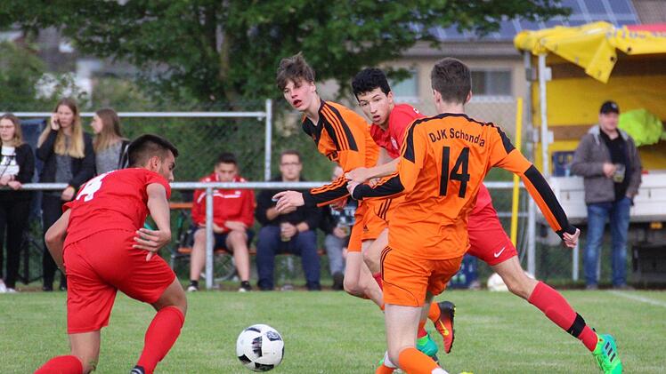 Tim Weimann und Kilian Wehl von der JFG Sinntal-Schondratal (orange Trikots) kombinieren sich schwungvoll durch die Defensive der U17-Mannschaft der Würzburger Kickers. Fotos: Sebastian Schmitt