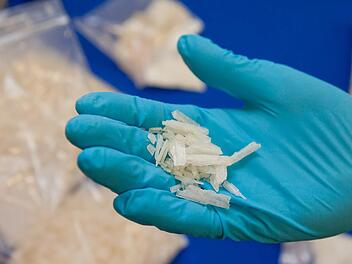 In nicht geringer Menge soll ein ehemaliger Polizist im Kreis Bamberg mit Crystal Meth gehandelt haben. Symbolbild: Daniel Karmann dpa