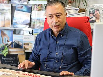 Metin Karabag im  Reisebüro, das seine Frau Leyla und er führen. Foto: Barbara Herbst