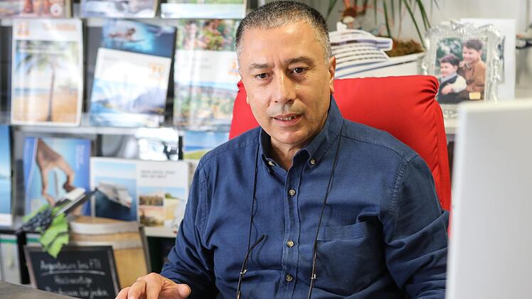 Metin Karabag im  Reisebüro, das seine Frau Leyla und er führen. Foto: Barbara Herbst
